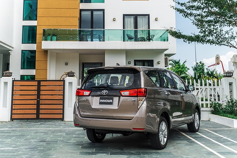 đuôi xe Innova V 2022 màu nâu đồng