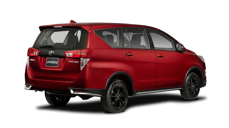 xe Innova Venturer màu đỏ