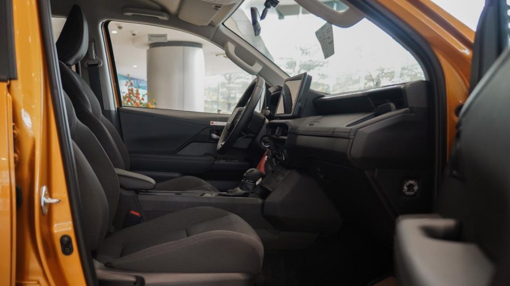 nội thất màu đen xe Toyota Hilux 2026 màu vàng