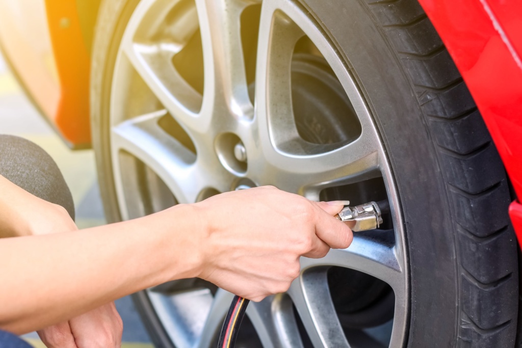 kiểm tra áp suất lốp giúp tiết kiệm xăng