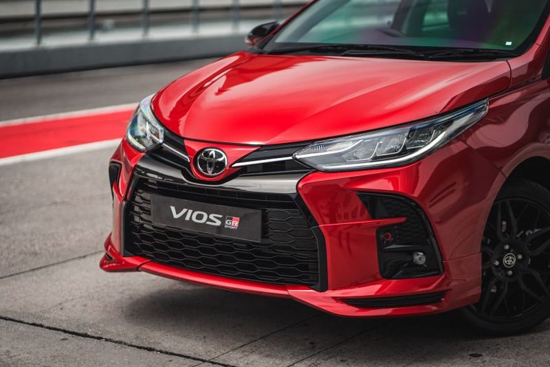 đầu xe Toyota Vios 2023 màu đỏ