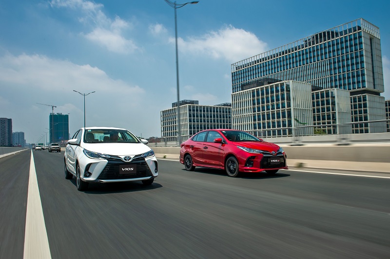 xe Toyota Vios 2023 màu trắng và màu đỏ