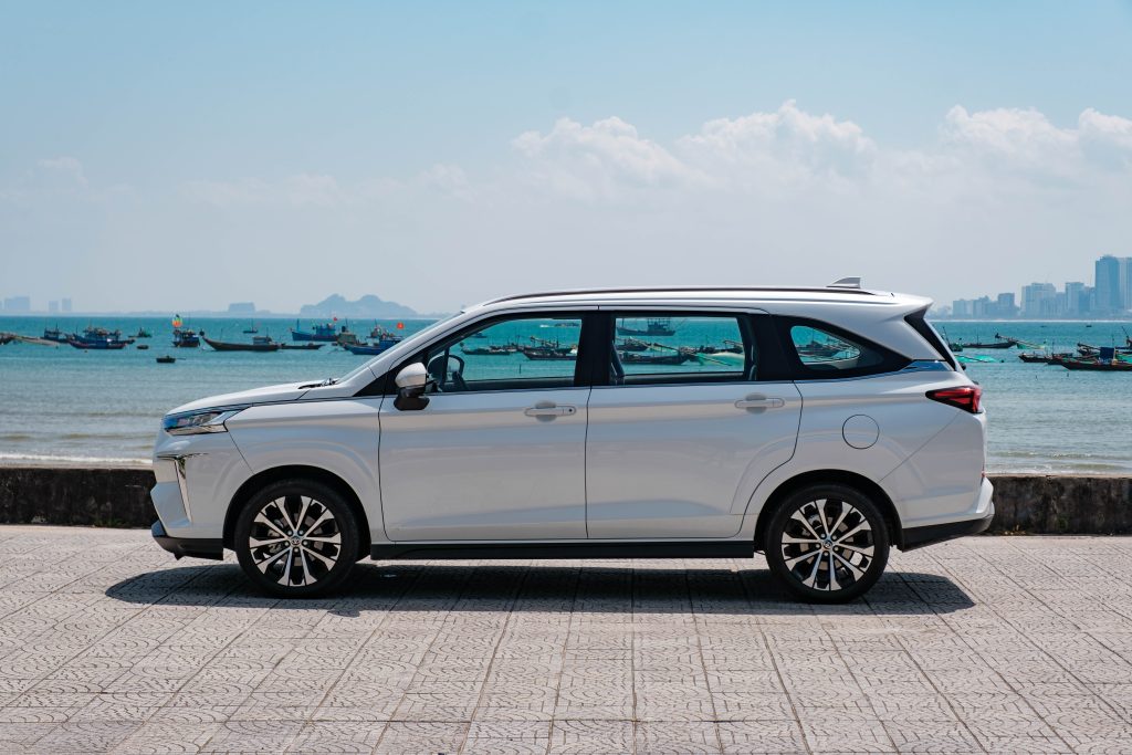 thân xe Veloz Cross 2023 màu trắng