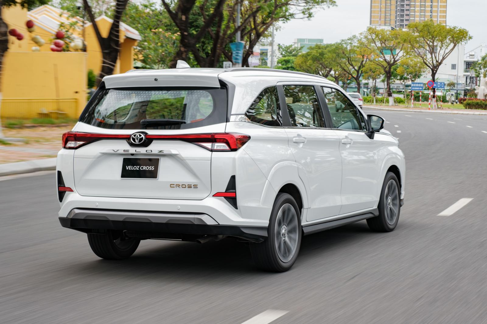 Xe Veloz Cross lăn bánh