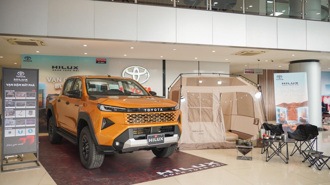 xe Toyota Hilux 2026 màu vàng tại Toyota Mỹ Đình