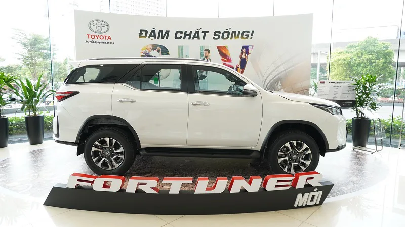 xe Fortuner 2024 2.4AT 4x2 màu 