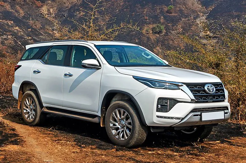 xe Fortuner Legender 2024 2.8AT 4x4 màu trắng