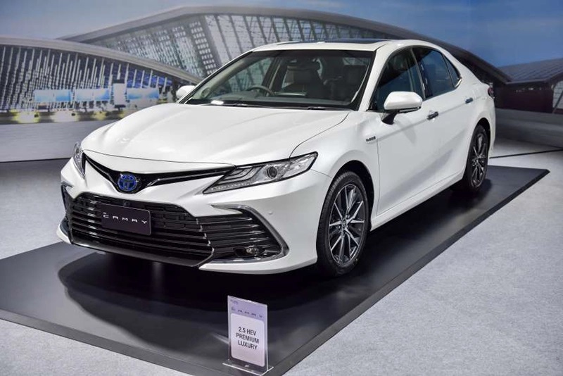 xe xe Camry 2023 2.5HV màu trắng
