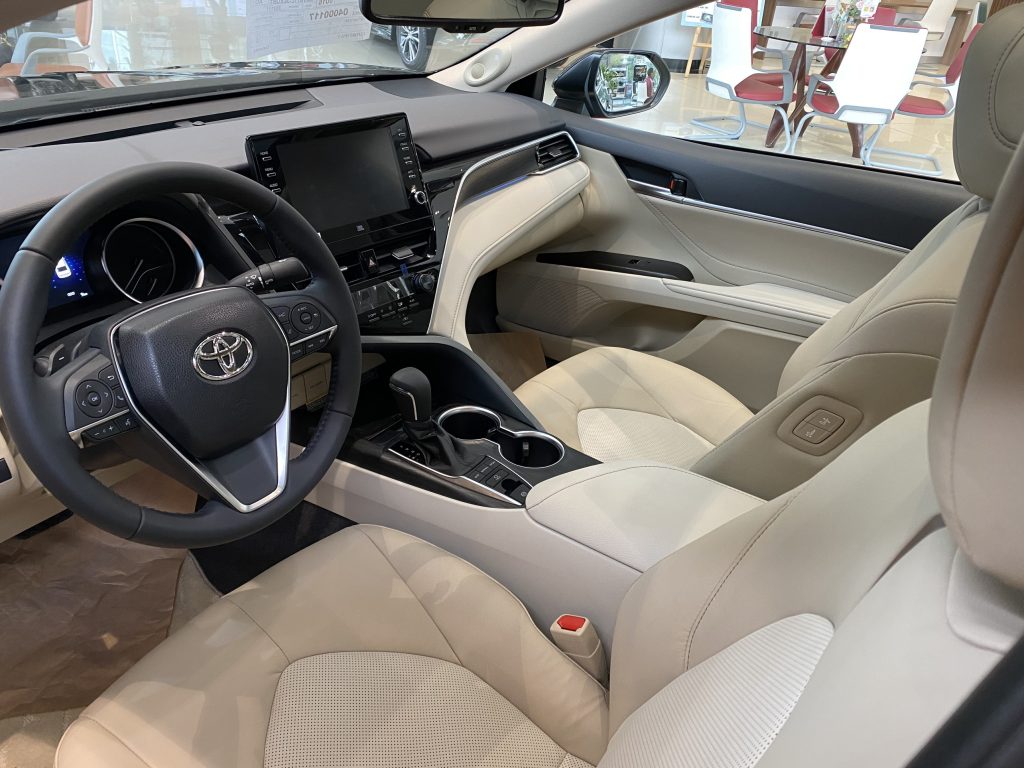 nội thất màu kem xe Toyota Camry 2023