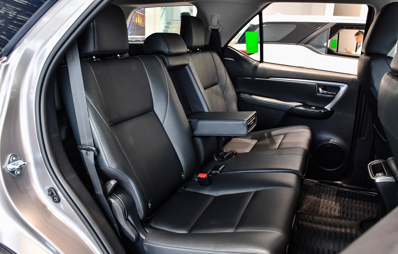 nội thất ghế sau màu đen xe Fortuner 2023