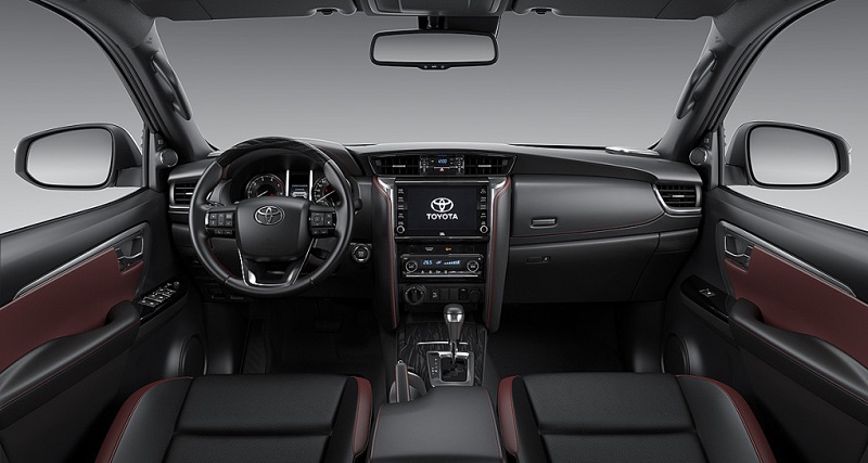 nội thất màu đỏ đen ghế lái xe Fortuner 2023