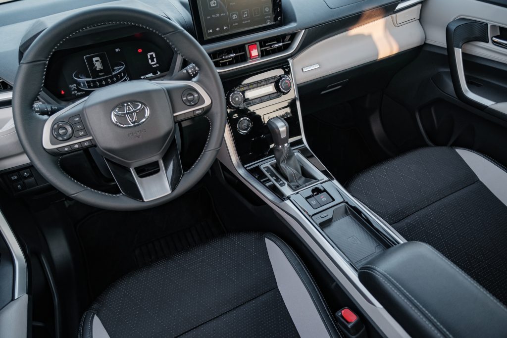 nội thất màu đen ghế lái xe Veloz Cross 2023 màu trắng