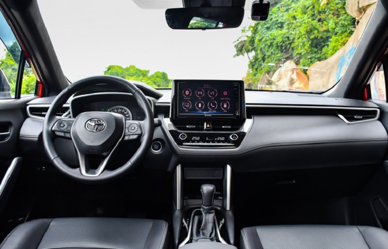 ghế lái và màn hình LED trên xe Toyota Cross 1.8G
