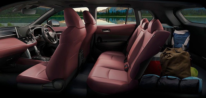 nội thất màu đỏ trong xe Toyota Cross 1.8G 