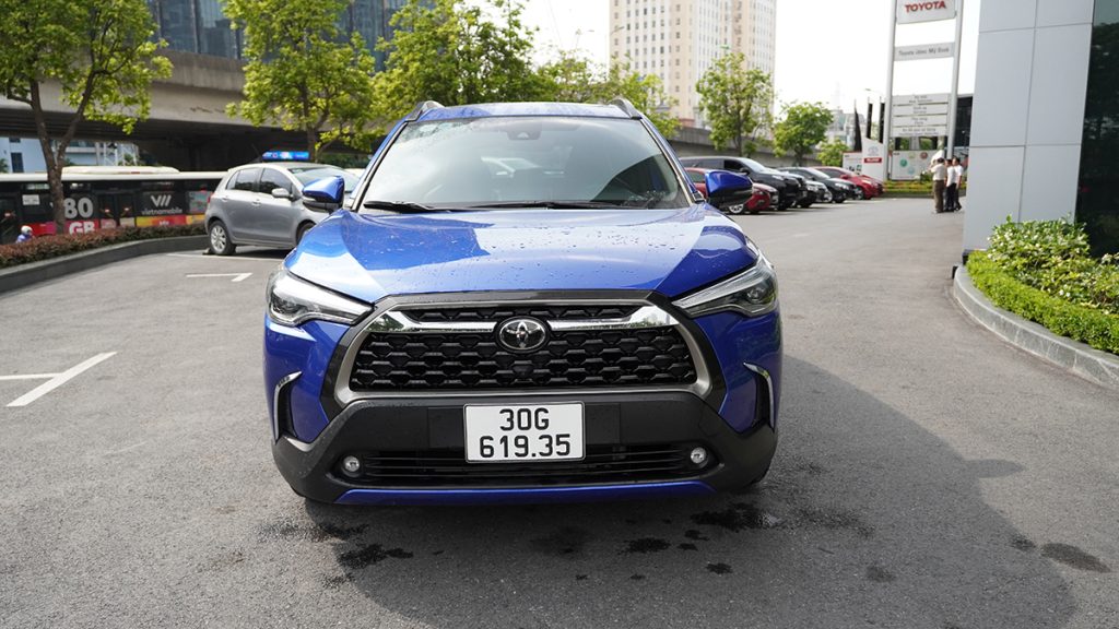 đầu xe Corolla Cross 2023 màu xanh tại Toyota Mỹ Đình