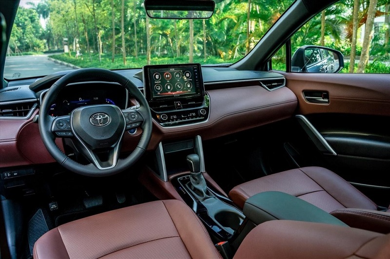 nội thất màu đỏ ghế lái xe Corolla Cross
