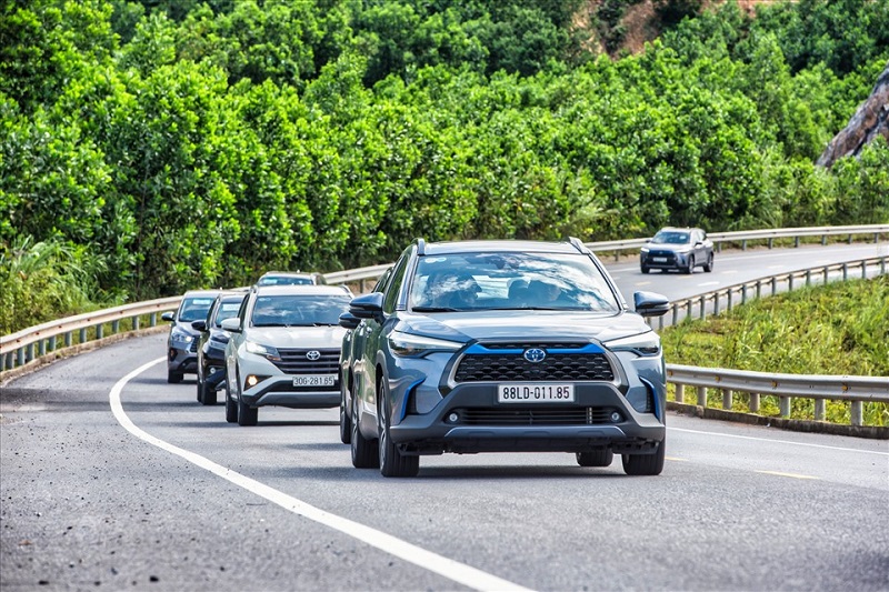 xe Corolla Cross di chuyển trên đường