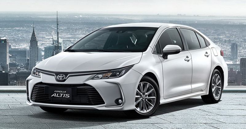 hông xe Corolla Altis 2023 màu trắng