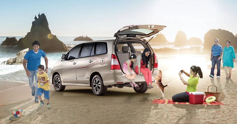 gia đình vui chơi bên cạnh xe Innova G 2022