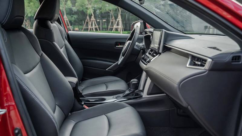 Ghế lái Corolla Cross V 2022 màu đỏ nội thất đen