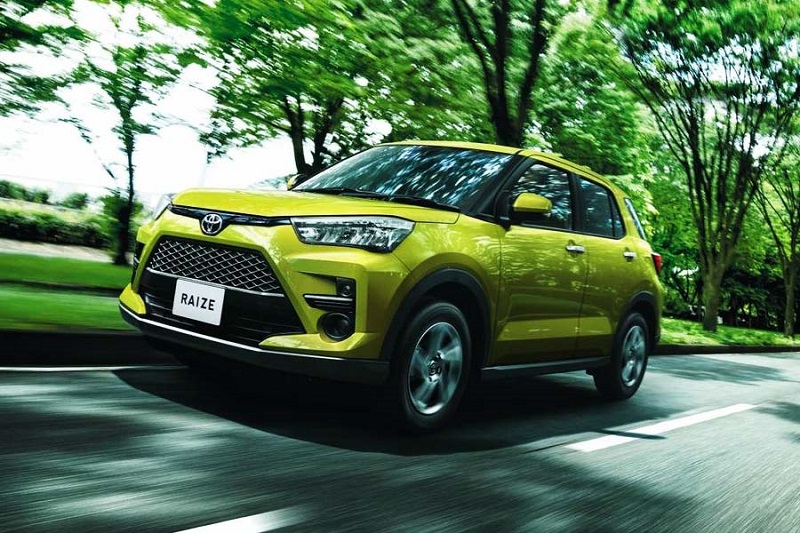 xe Toyota Raize màu xanh vàng 