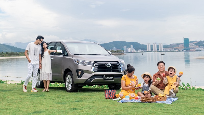 xe Toyota Innova 2022 màu đồng