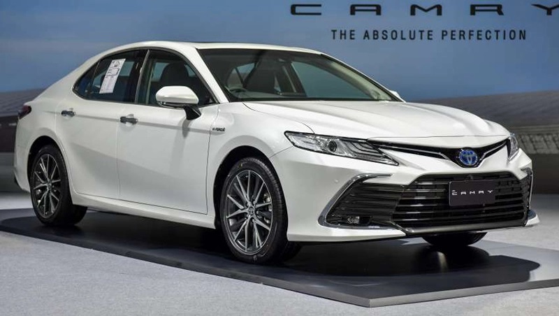hông xe Toyota Camry 2.5Q 2023 màu trắng