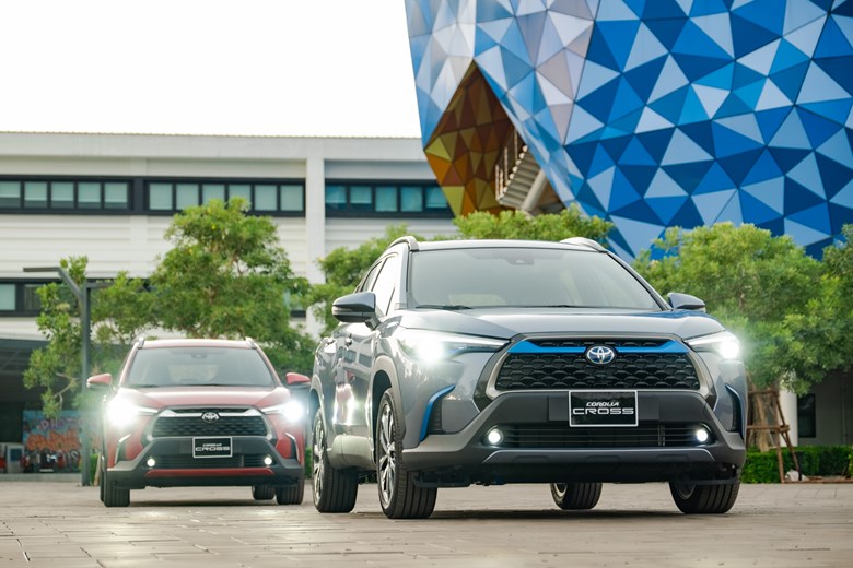 xe Toyota Cross 2023 1.8G màu xanh xám và màu đỏ