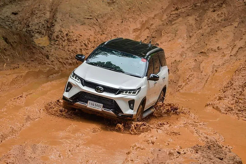 xe Fortuner 2024 máy dầu chạy offroad đường bùn
