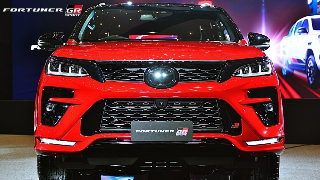 đầu xe Toyota Fortuner GR Sport 2022 màu đỏ