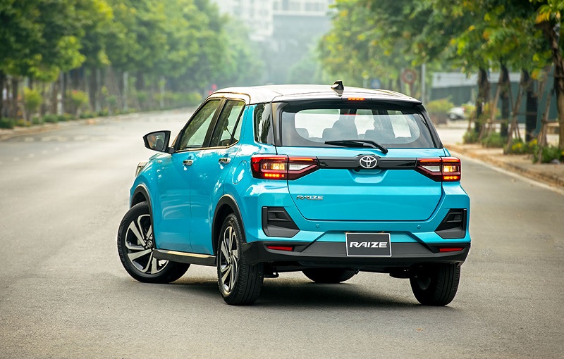 đuôi xe Toyota Raize 2022 màu xanh
