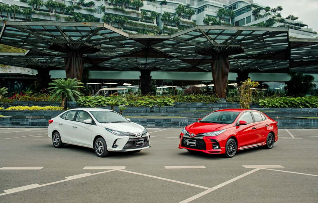 xe Vios 2023 màu trắng và màu đỏ
