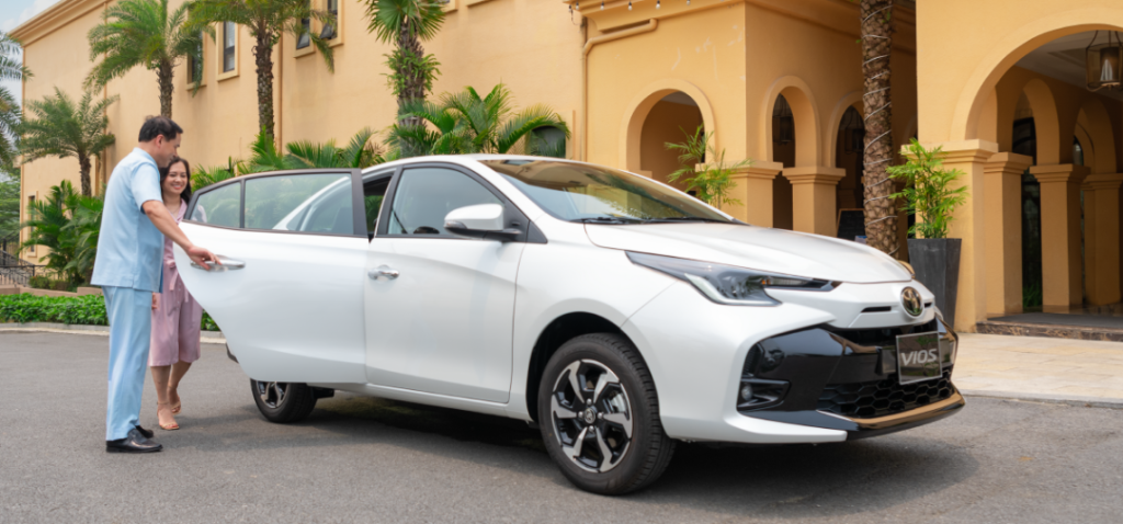 khách hàng mua xe Vios tại Toyota Mỹ Đình