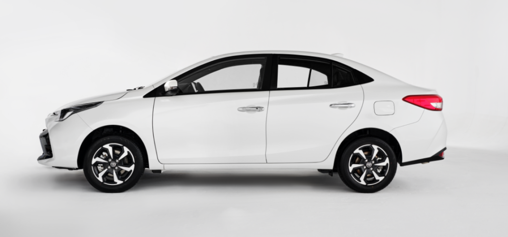 hông xe Vios 1.5E 2024 màu trắng