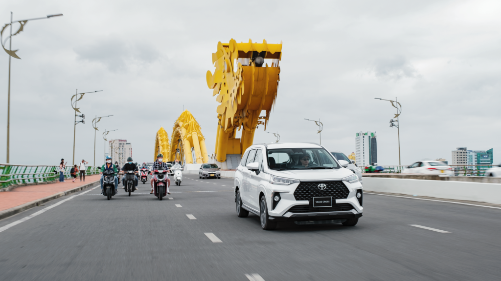  vận hành Toyota Veloz Cross 2025 trong đô thị