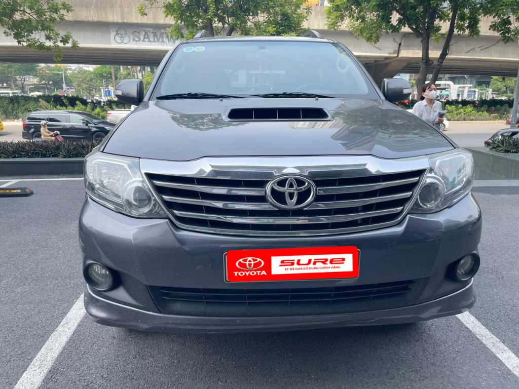 mẫu xe SUV Fortuner 2.7AT 2015 màu xám 