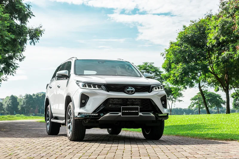 xe Fortuner 2024 2.4AT 4x2 màu trắng